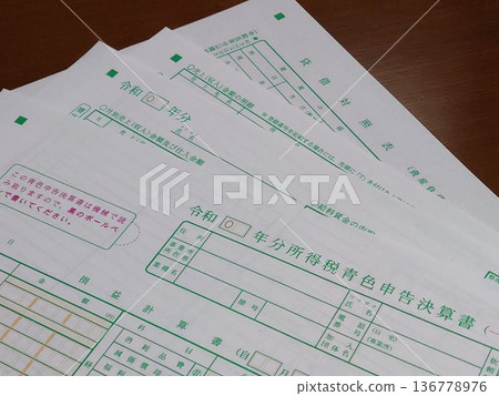 一套藍色的報稅單 一套藍色的報稅單 136778976