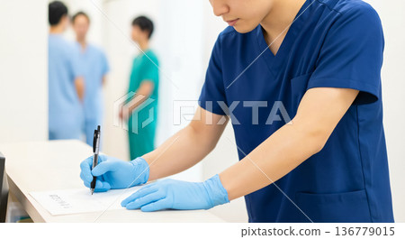 醫療場景:一位日本醫生正在記錄病歷 醫療場景:一位日本醫生正在記錄病歷 136779015