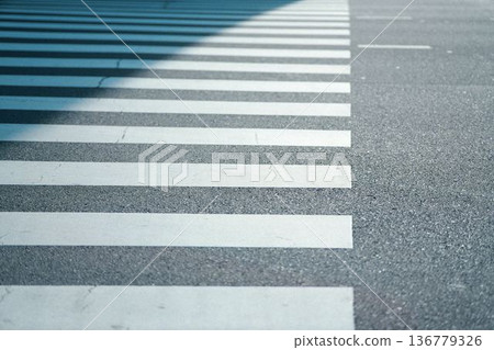 過馬路時設有行人穿越道 136779326