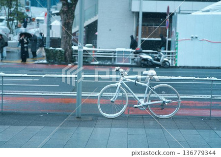下雪天，一輛腳踏車停在街角。 136779344