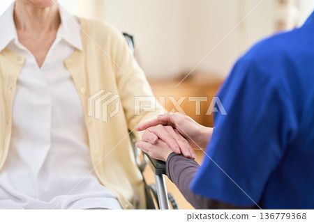 亞裔上門護理師握著老人的手 136779368