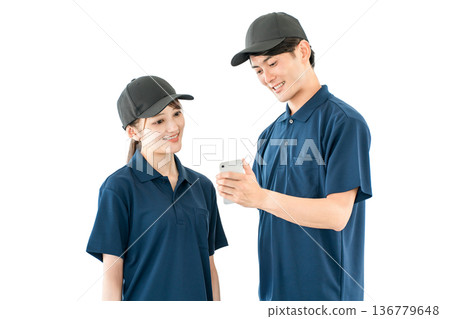 身穿polo衫制服的運輸和配送公司男女員工,司機 身穿polo衫制服的運輸和配送公司男女員工,司機 136779648
