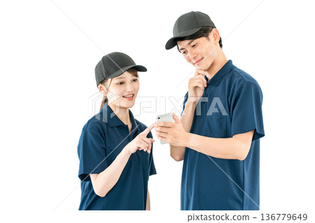 身穿polo衫制服的運輸和配送公司男女員工,司機 身穿polo衫制服的運輸和配送公司男女員工,司機 136779649