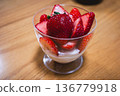 Fruit parfait 136779918