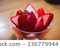 Fruit parfait 136779944