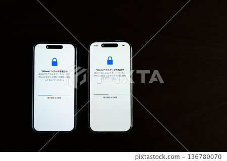 A scene of backing up data to a new smartphone 136780070
