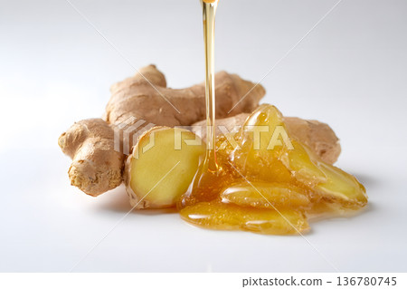 在薑片上淋上蜂蜜 在薑片上淋上蜂蜜 136780745