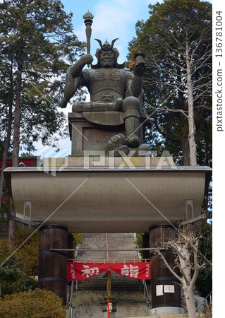 神社和氣勢恢宏的石門 神社和氣勢恢宏的石門 136781004
