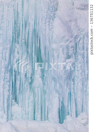 冰柱－壯麗的冬日景象 136781132