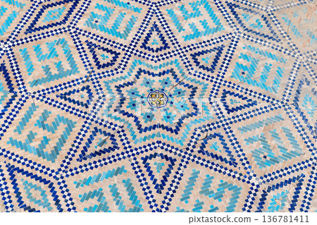 撒馬爾哈德雷吉斯坦伊斯蘭學校牆上的瓷磚裝飾 136781411