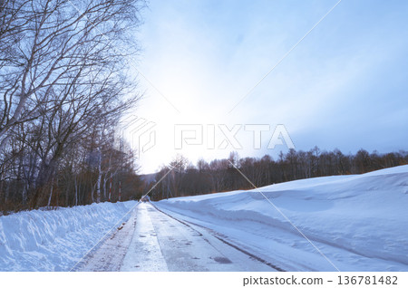 積雪很深的道路 136781482