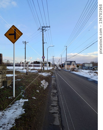 狹窄道路和丁字路口標誌 136781968