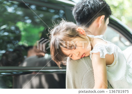 女孩被父親抱著睡著了 136781975