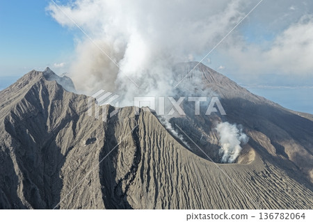 櫻島火山口的高空無人機攝影 136782064