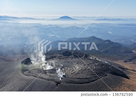 無人機從高空拍攝的新燃岳照片 無人機從高空拍攝的新燃岳照片 136782580
