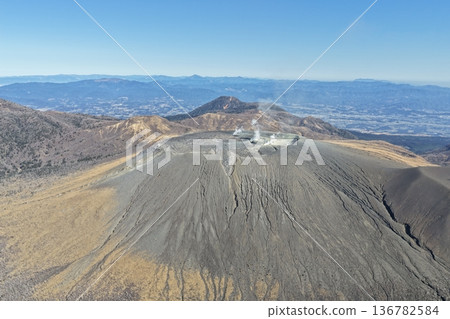 無人機從高空拍攝的新燃岳照片 136782584