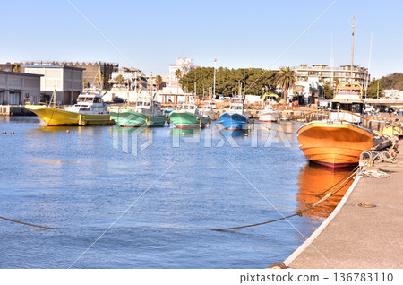 五彩繽紛的漁船停泊在片瀨漁港 136783110