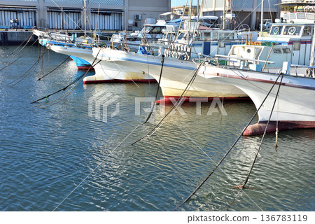 五彩繽紛的漁船停泊在片瀨漁港 136783119