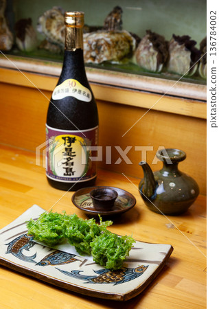 Sea lettuce tempura and awamori 136784002