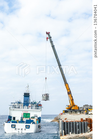 在南大東島上，使用渡輪起重機裝卸乘客。 136784041