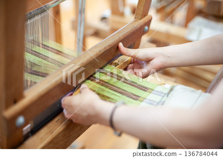 一位婦女正在編織沖繩紡織品。 136784044