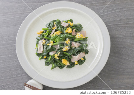 Chinese-style stir-fried curly spinach Chinese-style stir-fried curly spinach 136785233