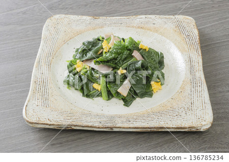 Chinese-style stir-fried curly spinach Chinese-style stir-fried curly spinach 136785234
