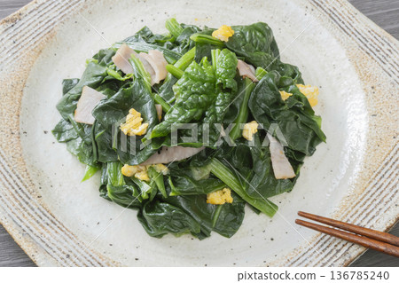 Chinese-style stir-fried curly spinach Chinese-style stir-fried curly spinach 136785240