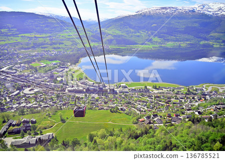 從沃斯纜車上眺望旺湖,雲霧繚繞。 從沃斯纜車上眺望旺湖,雲霧繚繞。 136785521
