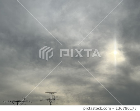 寧靜的灰色天空,一道神聖的光芒照射在一個點上(2) 寧靜的灰色天空,一道神聖的光芒照射在一個點上(2) 136786175