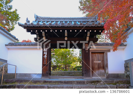 traditional temple in Chome Honmachi near Tofuku ji traditional temple in Chome Honmachi near Tofuku ji 136786601