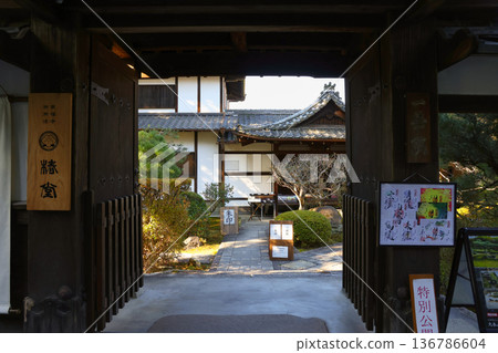 traditional temple in Chome Honmachi near Tofuku ji 136786604