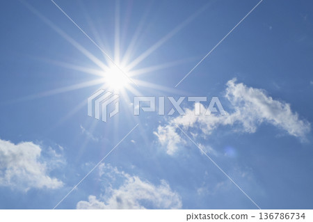 藍天白雲，陽光直射，自由空間影像（修復照片） 136786734