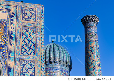 撒馬爾罕雷吉斯坦廣場的伊斯蘭教學校尖塔 136786793