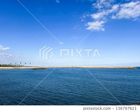 藍天和藍色的大海 藍天和藍色的大海 136787621