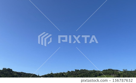 Refreshing blue sky | Relaxing summer background 136787632