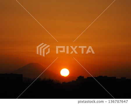 橙色的夕陽和富士山的輪廓 橙色的夕陽和富士山的輪廓 136787647