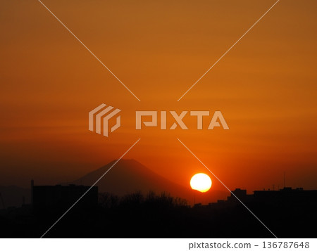 橙色的夕陽和富士山的輪廓 橙色的夕陽和富士山的輪廓 136787648