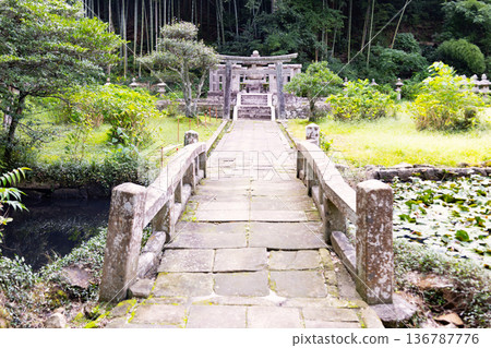 Gesshoji Temple, the family temple of the Matsue domain's first lord, Matsudaira Naomasa, is buried here. Gesshoji Temple, the family temple of the Matsue domain's first lord, Matsudaira Naomasa, is buried here. 136787776