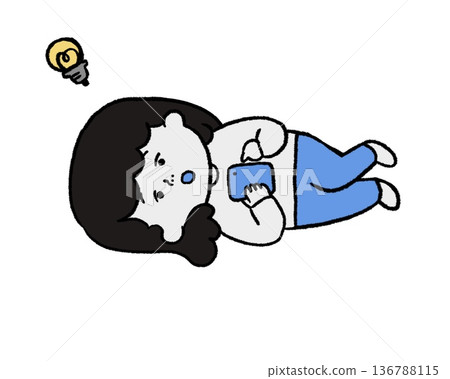 一位女士在睡夢中玩手機時突然有了主意(藍色) 一位女士在睡夢中玩手機時突然有了主意(藍色) 136788115