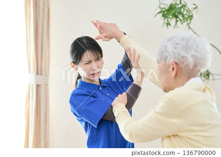 亞裔老年婦女襲擊護理人員 136790000