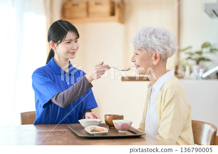 一位正在接受膳食援助的亞裔老年婦女 136790005