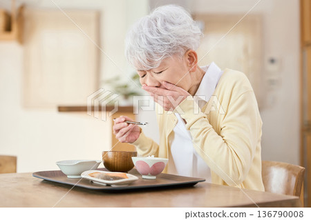 一位年長的亞裔婦女在進食時被噎住 136790008