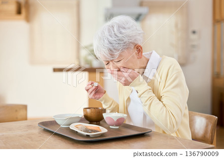 一位年長的亞裔婦女在進食時被噎住 136790009