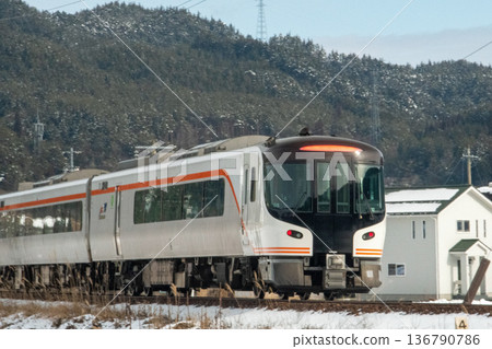 飛驒特快(HC85系列)在白雪皚皚的景色中駛過宮市的大彎道,開往高山站。 飛驒特快(HC85系列)在白雪皚皚的景色中駛過宮市的大彎道,開往高山站。 136790786