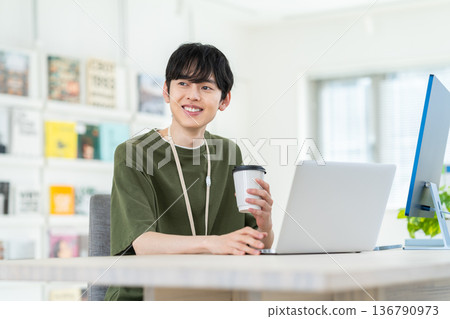 工作在辦公室的一個年輕工程師人 136790973