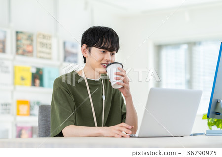 工作在辦公室的一個年輕工程師人 136790975