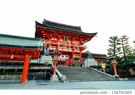 京都府伏見稻荷大社、京都市伏見區深草藪之內町塔門及長頭屋 京都府伏見稻荷大社、京都市伏見區深草藪之內町塔門及長頭屋 136791009