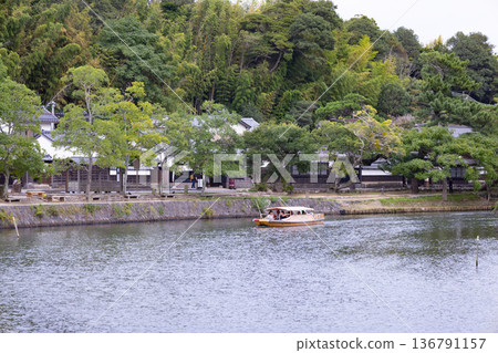 松江城 - 堀川遊船沿著內護城河航行 松江城 - 堀川遊船沿著內護城河航行 136791157