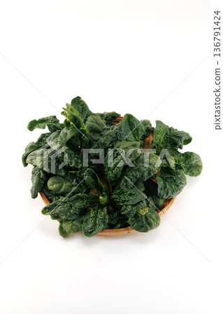 Fresh curly spinach Fresh curly spinach 136791424